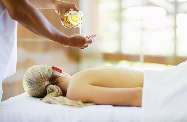 7 loại dầu nề massage chuyên dùng trong spa thư giản