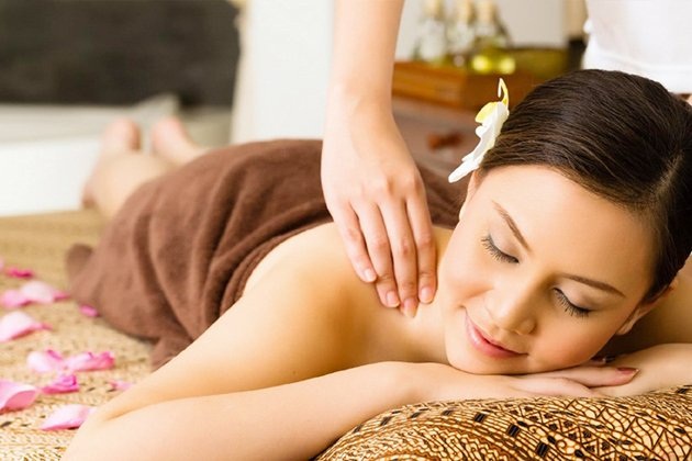 Cách massage bằng tinh dầu thư giản tại nhà