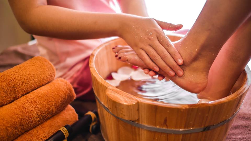 Cách massage bằng tinh dầu thư giản tại nhà